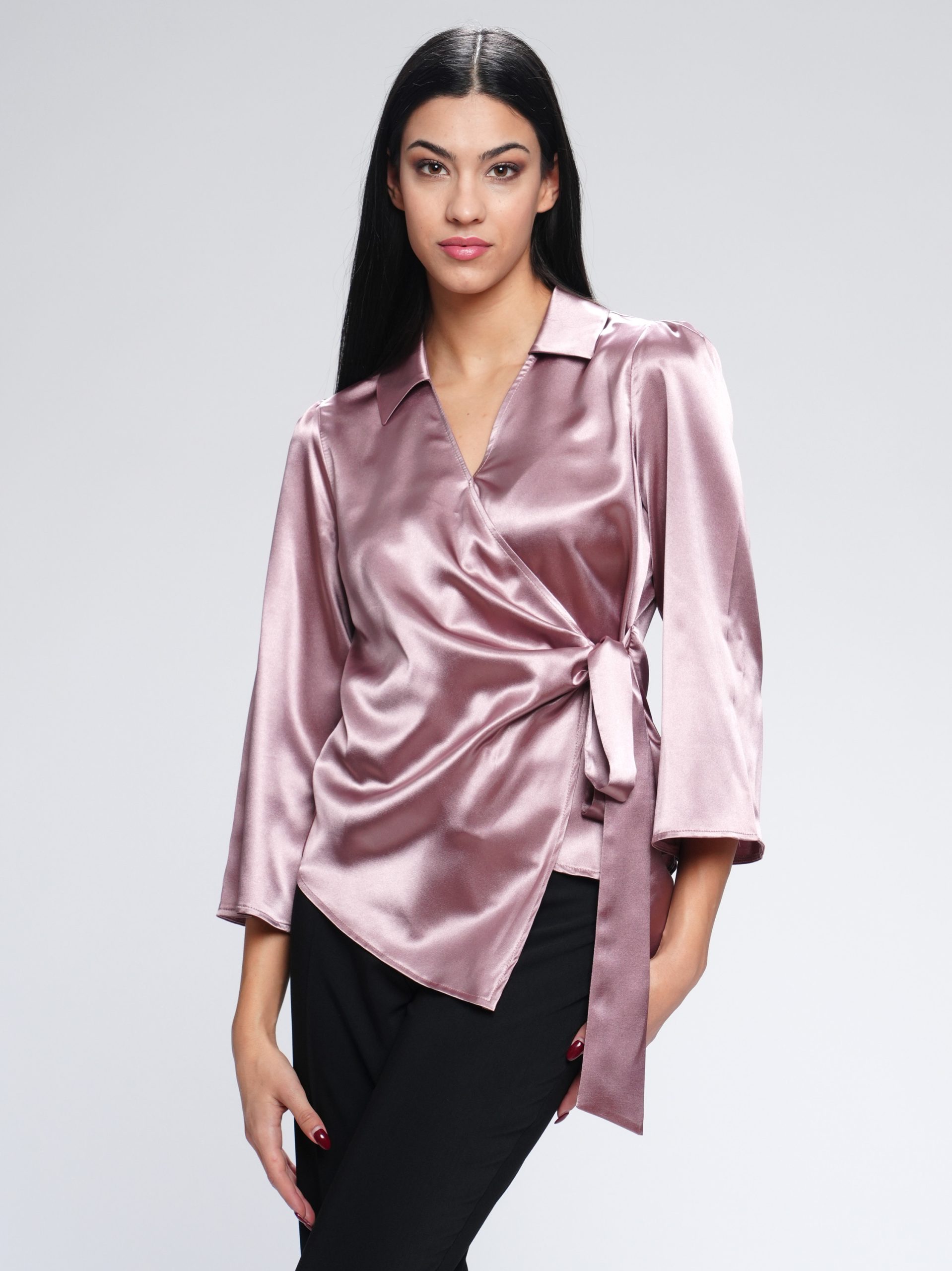 Ženska bluza na vezivanje