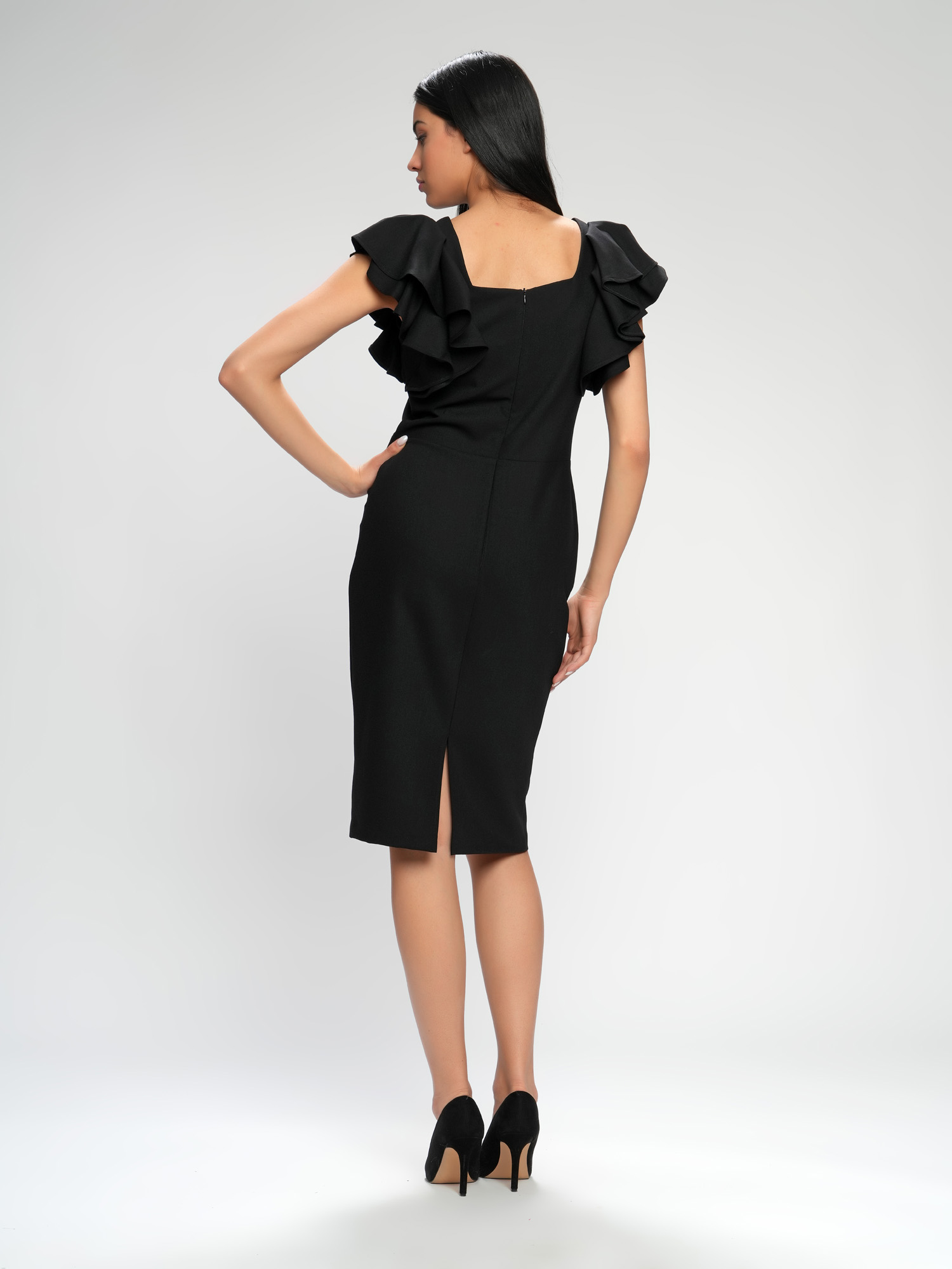 Crna svečana haljina srednje dužine